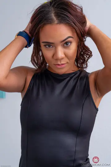 London Tisdale – Tall Ebony Brunette Spreads Her Pussy Wide