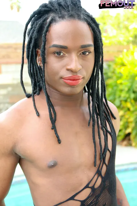 Ebony Trans Woman Undresses and Spreads Her Ass Nude – photo 12 of 16