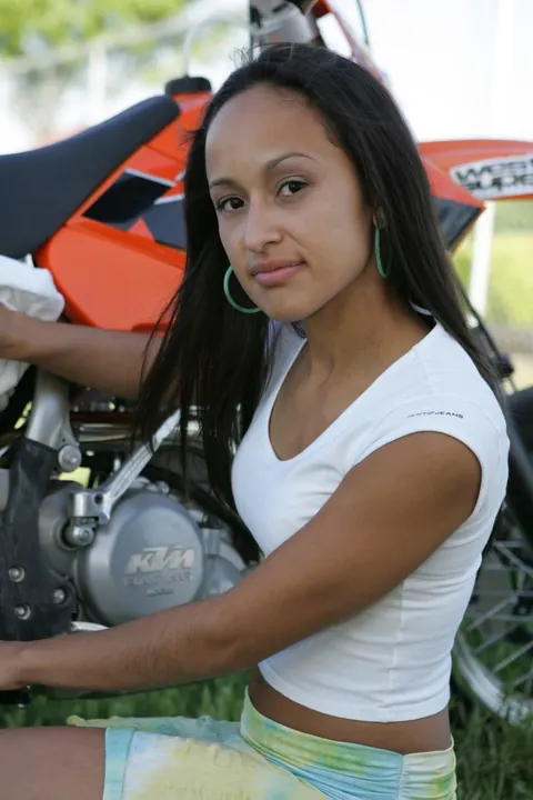 Skinny Latina Strips Out of Her Skirt Outdoors – photo 13 of 21