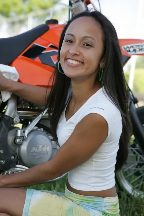 Skinny Latina Strips Out of Her Skirt Outdoors – photo 15 of 21
