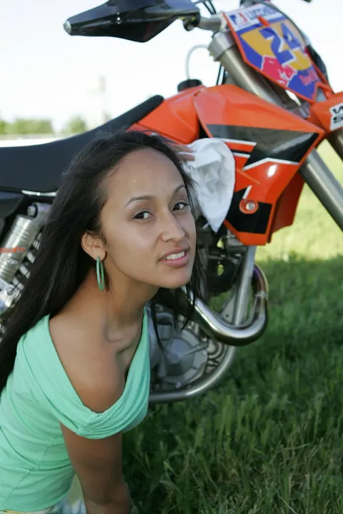 Skinny Latina Strips Out of Her Skirt Outdoors – photo 1 of 21