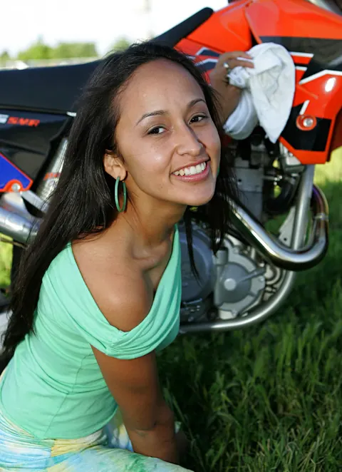 Skinny Latina Strips Out of Her Skirt Outdoors – photo 3 of 21