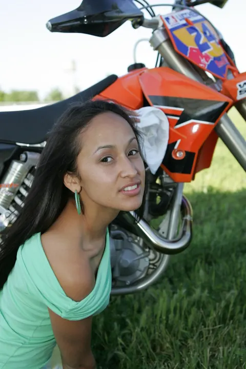 Skinny Latina Strips Out of Her Skirt Outdoors – photo 21 of 21