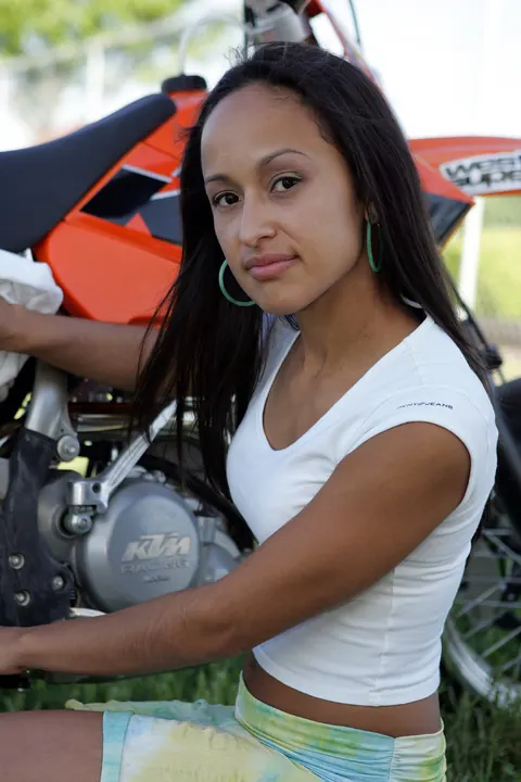 Skinny Latina Strips Out of Her Skirt Outdoors – photo 14 of 21