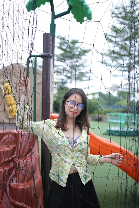 Woman Sheds Her Lingerie and Poses Nude – photo 12 of 21