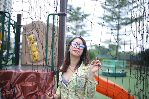 Woman Sheds Her Lingerie and Poses Nude – photo 20 of 21