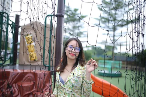 Woman Sheds Her Lingerie and Poses Nude – photo 19 of 21