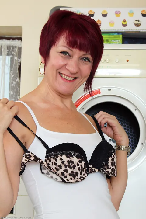 Penny Brooks: Tall Redhead MILF Strips Off Her Lingerie and Spreads Her Pussy in the Kitchen – photo 3 of 21