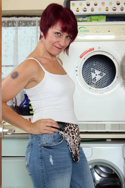 Penny Brooks: Tall Redhead MILF Strips Off Her Lingerie and Spreads Her Pussy in the Kitchen – photo 4 of 21