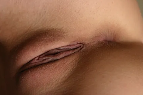 Blonde Spreads Her Shaved Pussy on the Bed for Sex – photo 17 of 21