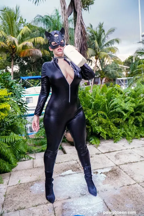Ryan Smiles: Thick Brunette in Latex Poses Outdoors – photo 5 of 21