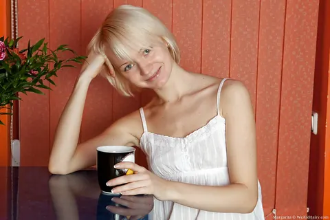Short-Haired Babe Strips Out of Her Jeans and Spreads Her Hairy Pussy – photo 1 of 16