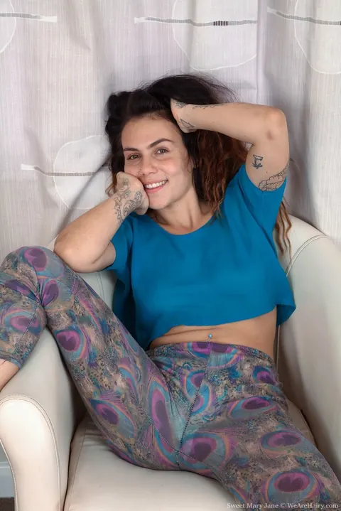 Sweet Mary Jane: Tattooed Brunette Pulls Aside Her Yoga Pants to Spread Her Hairy Pussy – photo 2 of 16