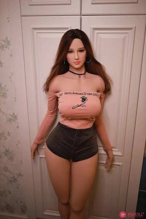 Busty Woman Removes Her Shorts and Poses in Heels – photo 17 of 19