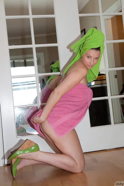 Rachel Snowflake: Busty Brunette Reveals Her Bare Butt Under Her Robe – photo 9 of 11