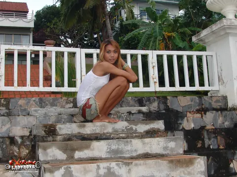 Trans Woman Undresses and Poses Nude on the Beach – photo 16 of 21