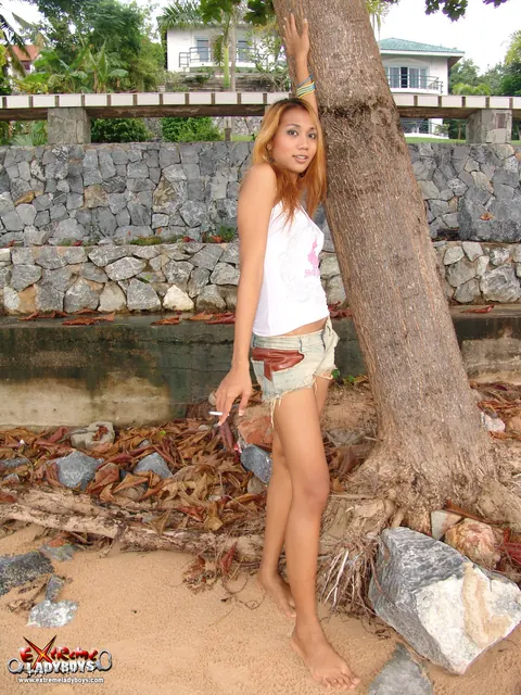 Trans Woman Undresses and Poses Nude on the Beach – photo 20 of 21