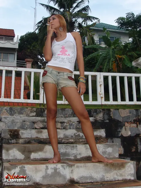 Trans Woman Undresses and Poses Nude on the Beach – photo 19 of 21