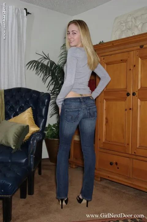Tiffany Monroe: Thick Ebony Amateur Pulls Down Her Jeans to Finger Her Shaved Pussy – photo 2 of 16