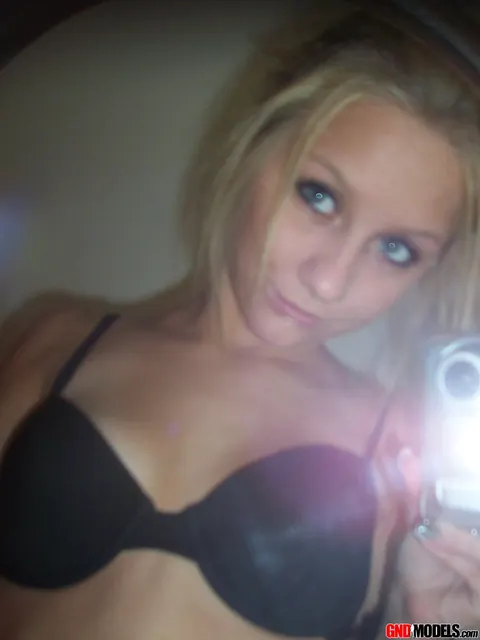 Blonde Strips Out of Her Lingerie for a Mirror Selfie – photo 8 of 12