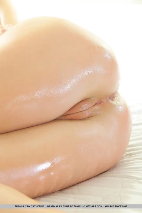 Susana C: European Brunette Oils Her Shaved Body and Spreads Wide – photo 12 of 18