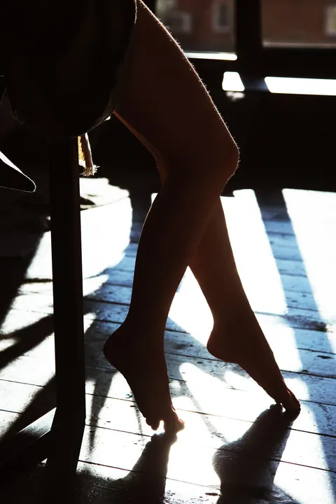 Woman Strips Nude and Poses to Show Her Figure – photo 1 of 21