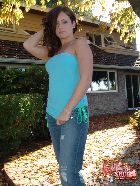 Kylies Secret: Redhead in Jeans Strips Topless Outdoors – photo 2 of 12