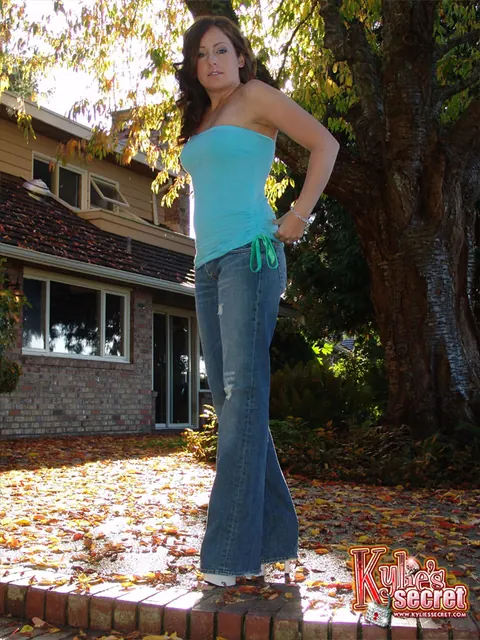 Kylies Secret: Redhead in Jeans Strips Topless Outdoors – photo 1 of 12