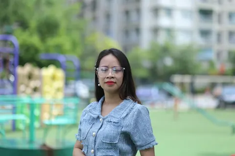 Petite Asian Woman in Glasses Poses Outdoors – photo 10 of 21