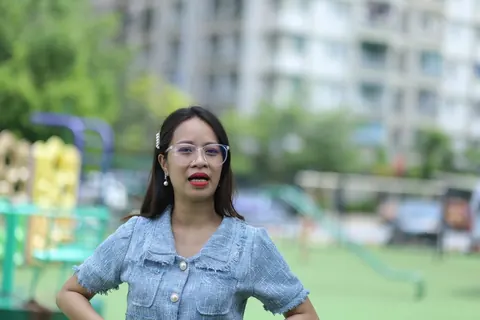 Petite Asian Woman in Glasses Poses Outdoors – photo 17 of 21