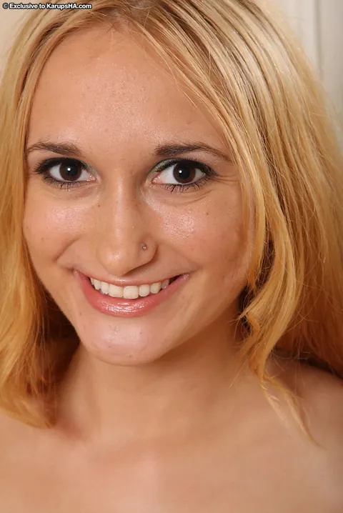 Leslie Love: Blonde Flashes Her Tits and Ass – photo 16 of 16
