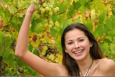 Alisa B: Brunette Shows Off Her Body Outdoors with Grapes – photo 12 of 17