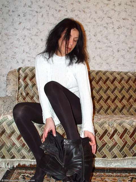 MILF in Pantyhose and Heels Spreads Her Legs – photo 2 of 21