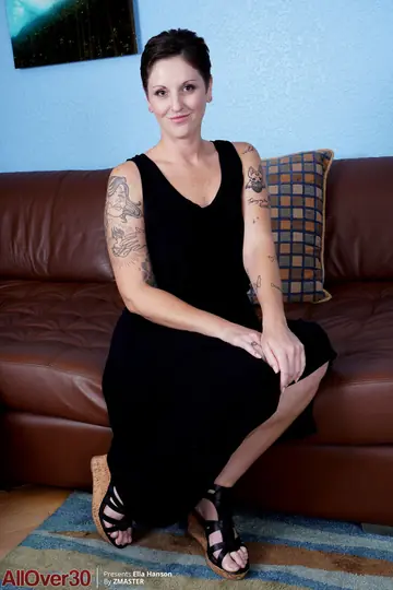 Ella Hanson – Short-Haired MILF Shows Her Hairy Pussy