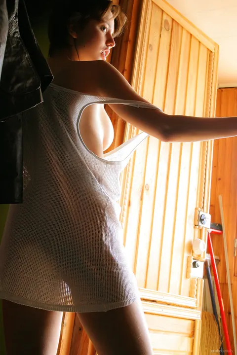 Short-Haired Brunette Shows Off Her Big Natural Tits in Jeans – photo 6 of 20
