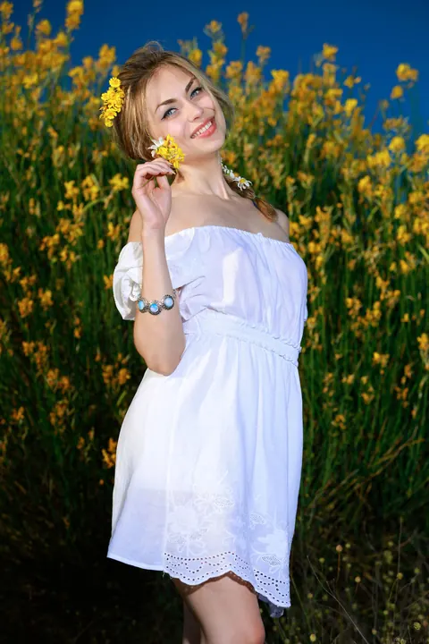 Pale Woman Strips Nude and Poses for Glamour Photos – photo 1 of 21
