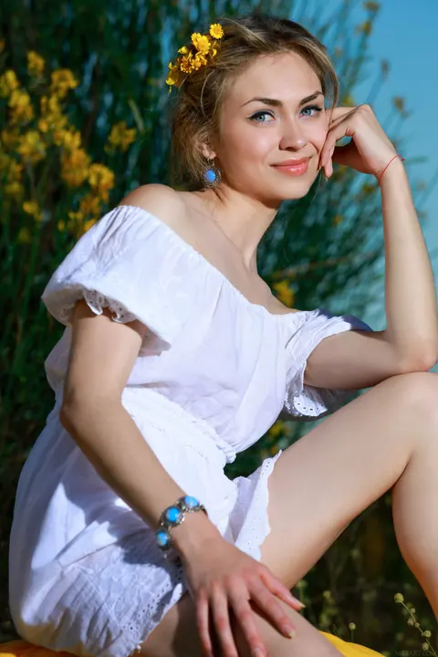 Pale Woman Strips Nude and Poses for Glamour Photos – photo 21 of 21