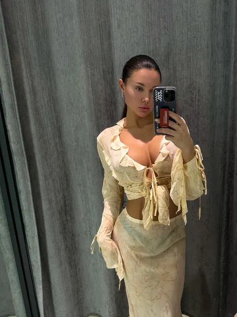 Busty Russian Woman Poses in a Bikini and Skirt for Mirror Selfies – photo 13 of 20