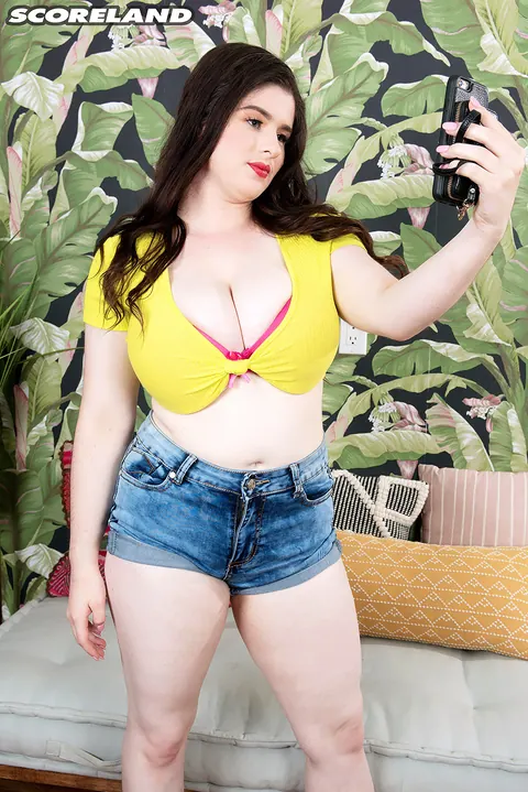Diana Eisley: BBW Brunette Shows Her Hairy Bush and Big Natural Tits – photo 1 of 16