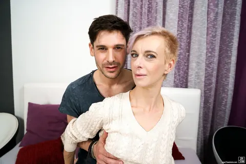 Belinda Bee: Czech Blonde MILF Takes Cum in Her Mouth – photo 2 of 15