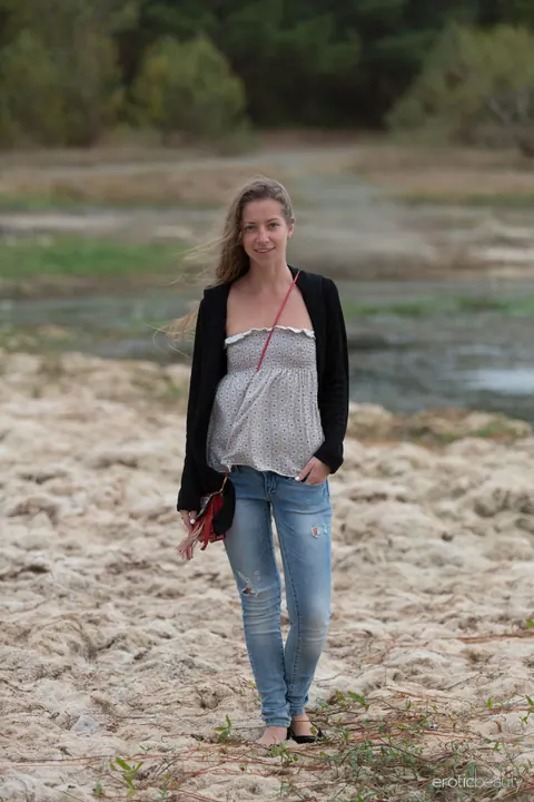Mika A: Thick Brunette Strips Out of Her Jeans on the Beach – photo 1 of 16