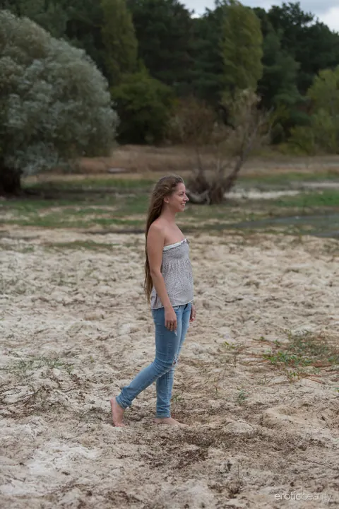 Mika A: Thick Brunette Strips Out of Her Jeans on the Beach – photo 3 of 16
