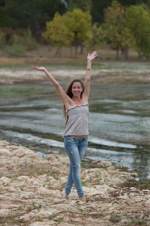 Mika A: Thick Brunette Strips Out of Her Jeans on the Beach – photo 4 of 16