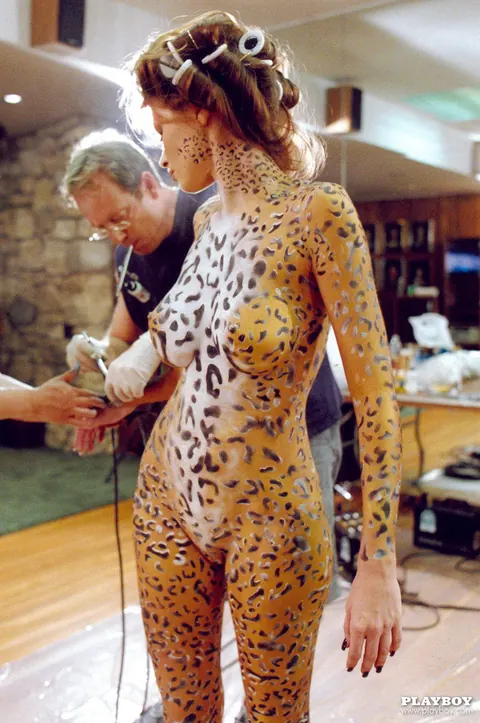 Kendra Wilkinson: Tattooed Blonde MILF and Brunette Latina Pose in Body Paint – photo 7 of 14