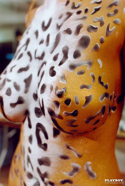 Kendra Wilkinson: Tattooed Blonde MILF and Brunette Latina Pose in Body Paint – photo 6 of 14