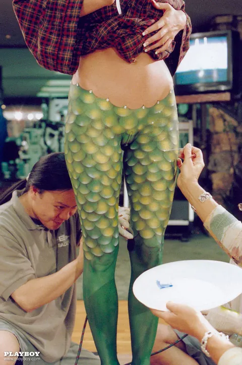 Kendra Wilkinson: Tattooed Blonde MILF and Brunette Latina Pose in Body Paint – photo 10 of 14