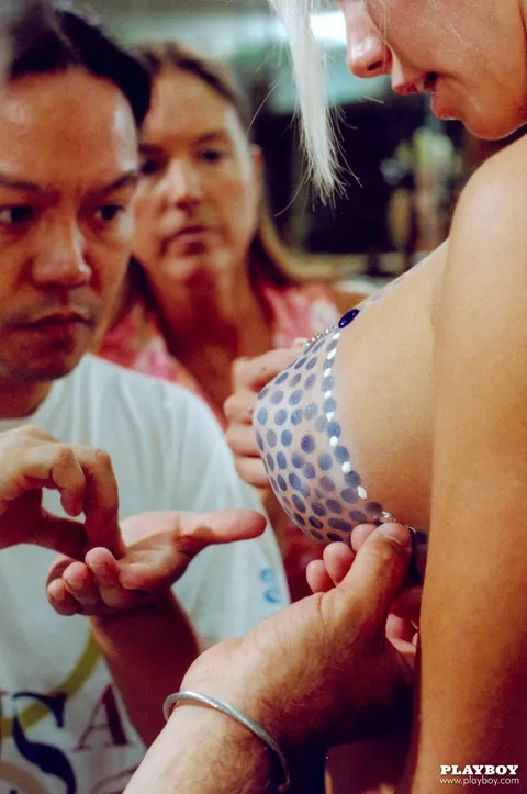 Kendra Wilkinson: Tattooed Blonde MILF and Brunette Latina Pose in Body Paint – photo 12 of 14