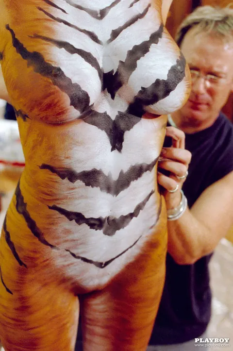 Kendra Wilkinson: Tattooed Blonde MILF and Brunette Latina Pose in Body Paint – photo 8 of 14
