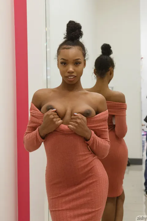 Asia Amour: Petite Ebony Brunette Undresses and Spreads in Public – photo 6 of 11