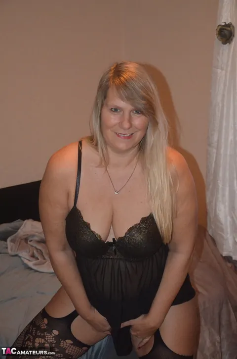 Sweet Susi: Thick Blonde MILF Spreads Her Legs in Lingerie and Stockings – photo 4 of 20